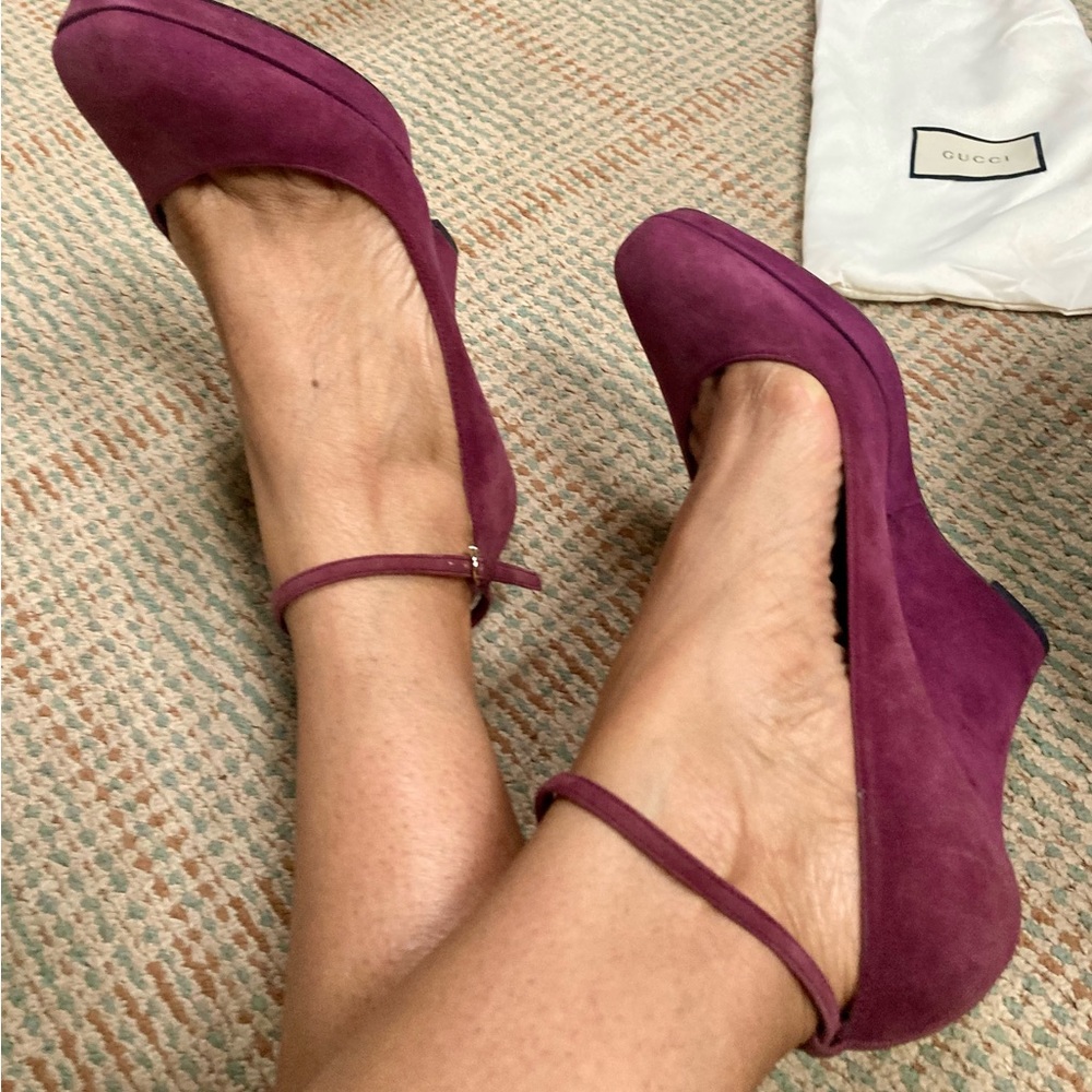 GUCCI Suede Wedges. Beautiful!!’